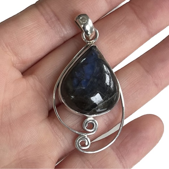 NWOT - BEOTHUCK Labradorite Sterling Silver Teardrop Pendant - Corner Brook, NL. - Picture 4 of 6